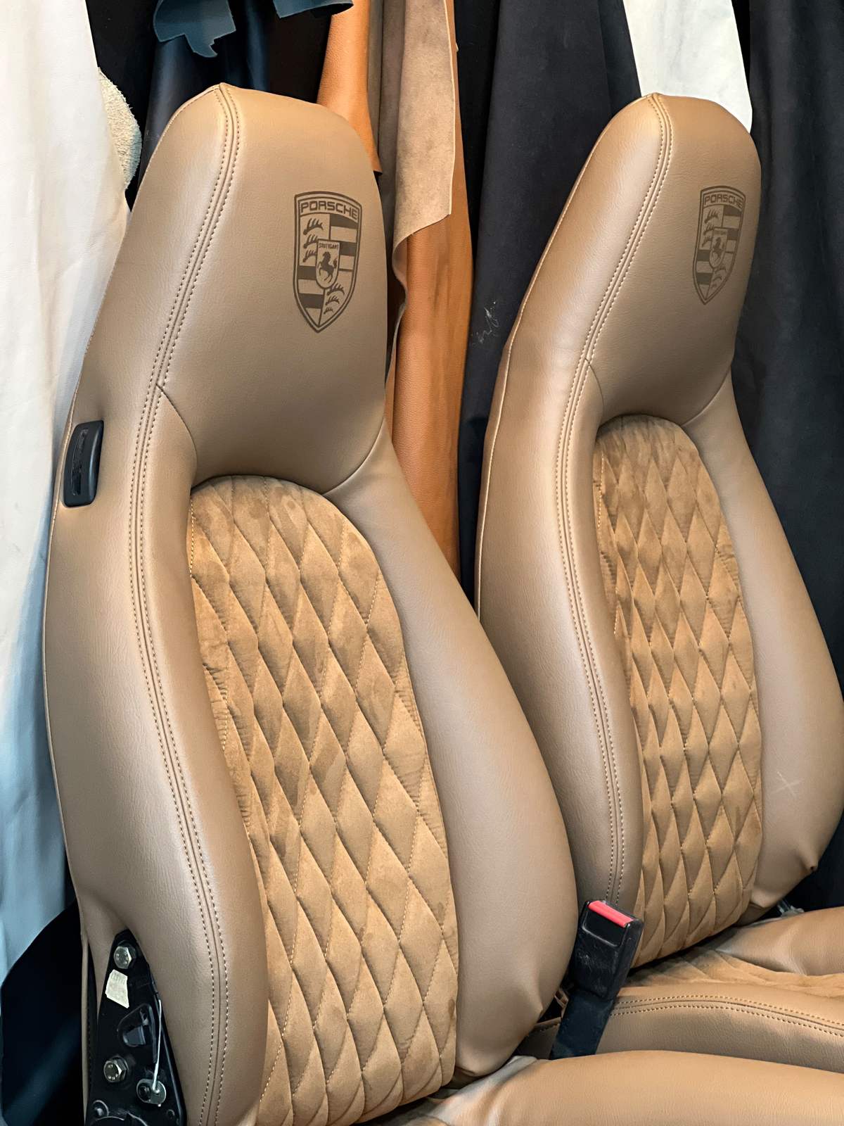 Asientos Porsche retapizados en piel color tabaco con costura de diamante