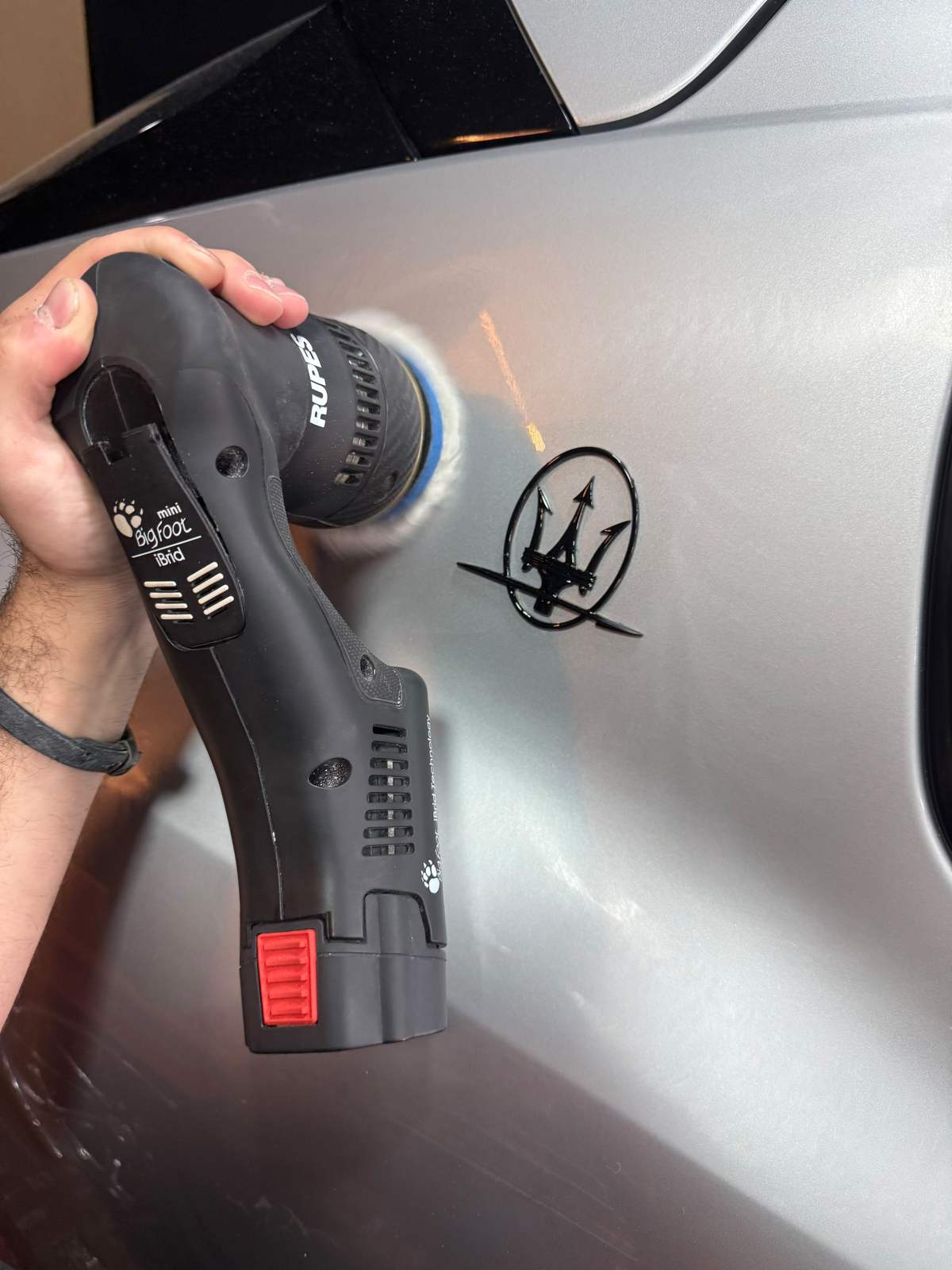 Corrección de pintura con pulidora Rupes sobre la carrocería de un Maserati