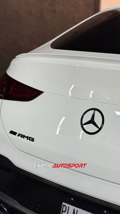 Cajuela del Mercedes-AMG con emblemas en wrap negro piano