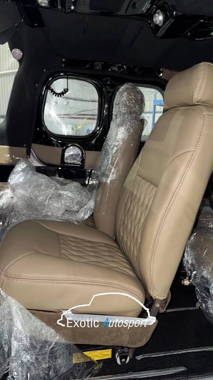 Asiento de avioneta retapizado en piel beige con costura de diamante
