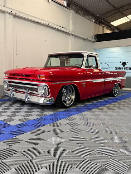 Chevrolet C10 clásica roja con toldo blanco terminada