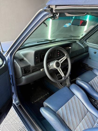 Interior de convertible clásico restaurado en azul