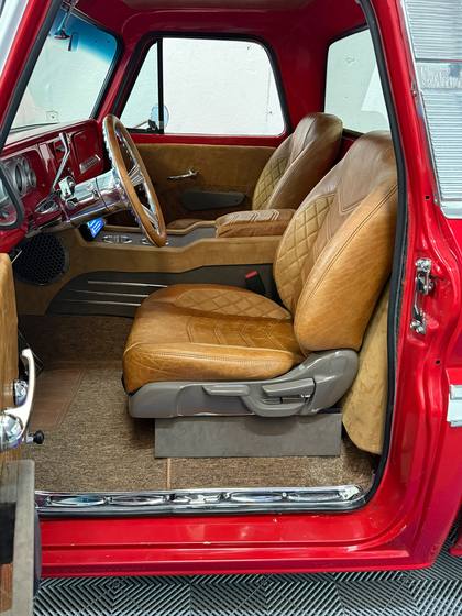 Interior de Chevrolet C10 retapizado en piel color camel