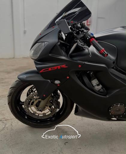 Motocicleta Honda CBR con acabado negro mate