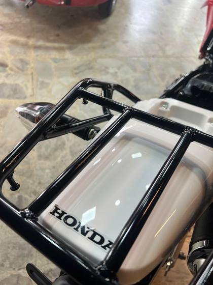 Motocicleta Honda con cerámico en tanque y cuadro
