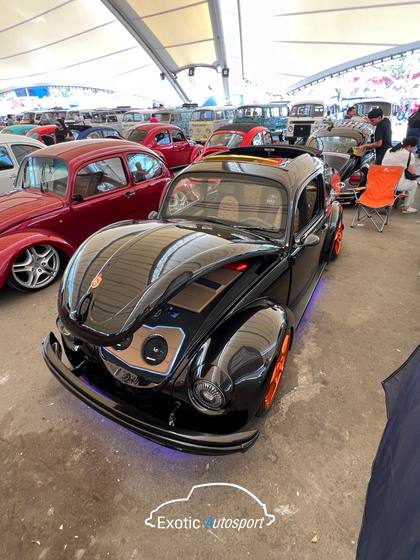 Volkswagen sedán negro con cerámico exhibido en un evento