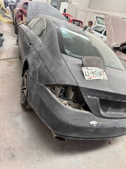 Auto en proceso de preparación de carrocería antes de pintura