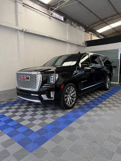 Camioneta Denali negra terminada dentro del taller