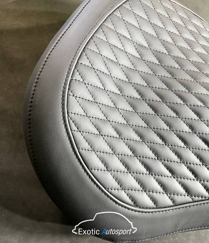 Detalle de respaldo gris con costura de diamante