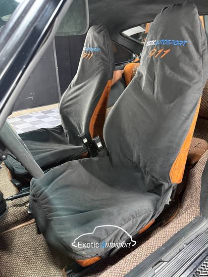 Asientos Porsche 911 protegidos con fundas bordadas Exotic Autosport