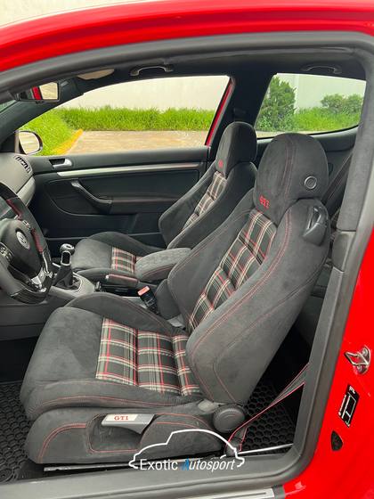 Interior de Golf GTI con asientos de tela escocesa y alcántara