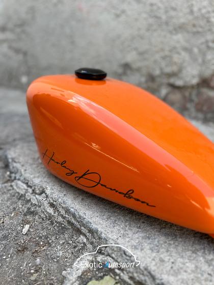 Tanque de motocicleta pintado en naranja con acabado brillante