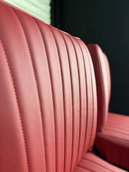 Detalle de respaldo clásico plisado en piel roja