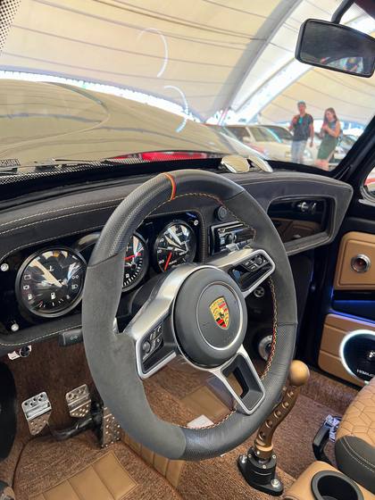 Interior de Porsche clásico restaurado con volante deportivo