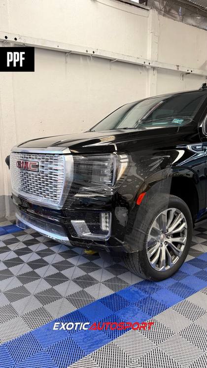 Camioneta Denali negra con etiqueta de PPF en el taller