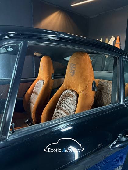Asientos Porsche en gamuza tabaco montados en un clásico