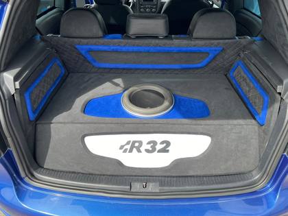Cajuela de Golf R32 forrada en alcántara con subwoofer integrado