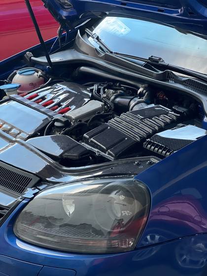 Compartimento de motor de un Golf R32 azul