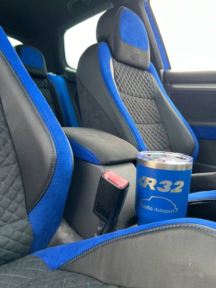 Asientos de Golf R32 retapizados en negro y azul con costura de diamante