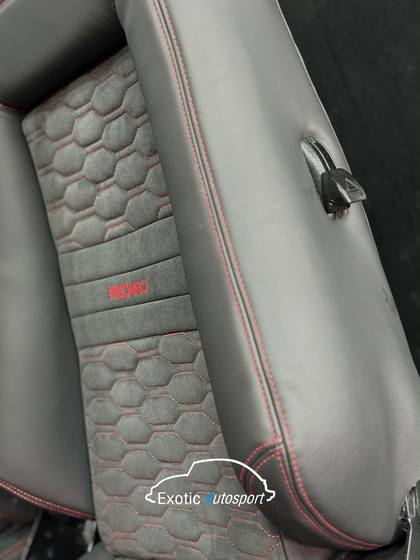 Asiento Recaro en gris y negro con costura roja