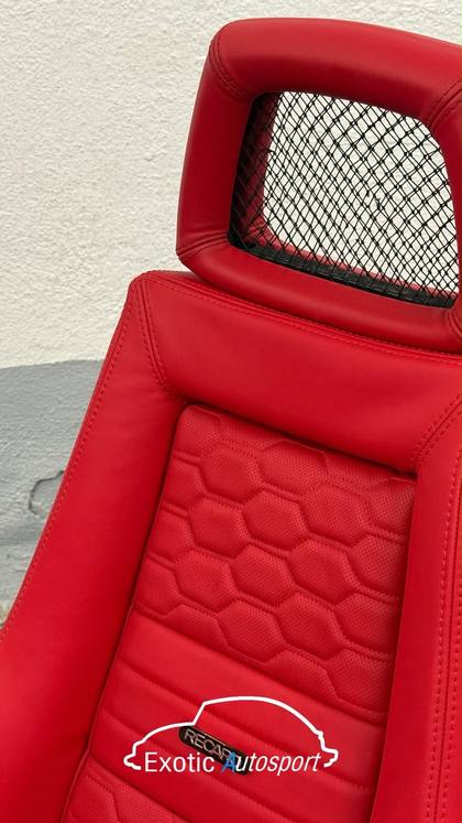 Asiento Recaro forrado en piel roja perforada con panel hexagonal