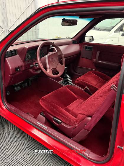 Interior de auto clásico restaurado en rojo