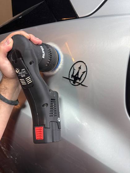 Pulido con máquina Rupes sobre la salpicadera de un Maserati
