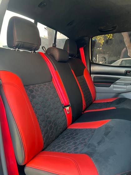 Asiento trasero retapizado en rojo y negro con gamuza