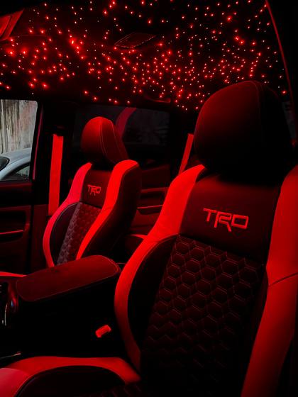 Interior de pickup TRD en rojo y negro con cielo estrellado