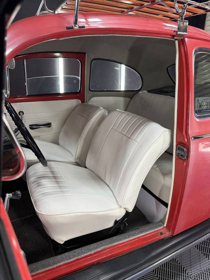 Interior de Volkswagen sedán clásico con tapicería blanca