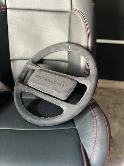 Volante Porsche forrado en gamuza