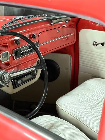 Interior de Volkswagen sedán clásico en rojo y blanco
