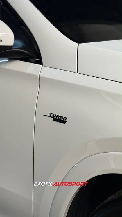 Costado del Mercedes-AMG con el emblema Turbo en negro piano